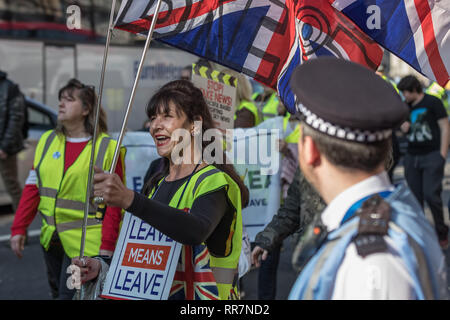 Pro-Brexit manifestanti chiedendo loro il 'giallo gilet UK " blocco del movimento strade e traffico mentre protestare marciando attraverso Westminster, Londra. Foto Stock