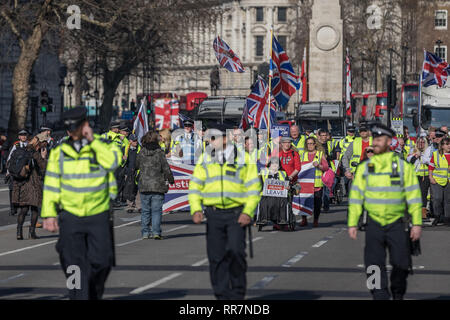 Pro-Brexit manifestanti chiedendo loro il 'giallo gilet UK " blocco del movimento strade e traffico mentre protestare marciando attraverso Westminster, Londra. Foto Stock