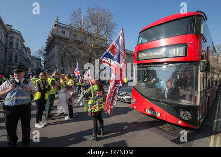 Pro-Brexit manifestanti chiedendo loro il 'giallo gilet UK " blocco del movimento strade e traffico mentre protestare marciando attraverso Westminster, Londra. Foto Stock