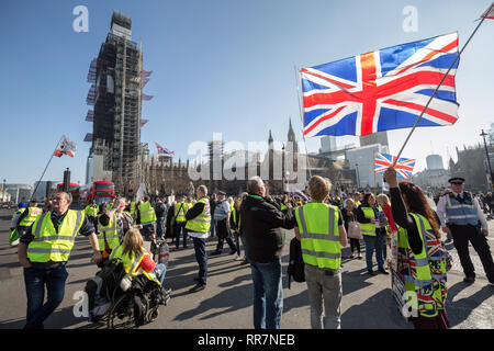 Pro-Brexit manifestanti chiedendo loro il 'giallo gilet UK " blocco del movimento strade e traffico mentre protestare marciando attraverso Westminster, Londra. Foto Stock