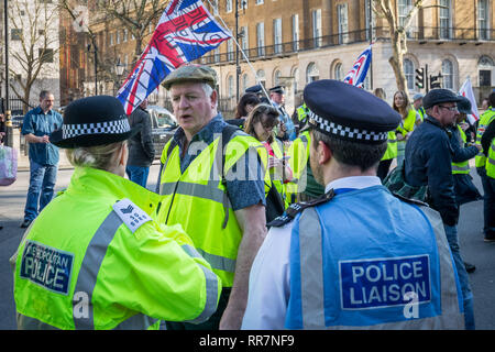 Pro-Brexit manifestanti chiedendo loro il 'giallo gilet UK " blocco del movimento strade e traffico mentre protestare marciando attraverso Westminster, Londra. Foto Stock