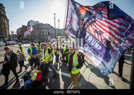 Pro-Brexit manifestanti chiedendo loro il 'giallo gilet UK " blocco del movimento strade e traffico mentre protestare marciando attraverso Westminster, Londra. Foto Stock