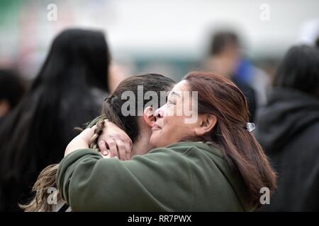 Madre e figlia abbracciare a seguito di un campionato regionale vittoria di gioco. Stati Uniti d'America, Foto Stock