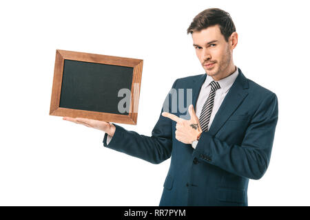 Bello imprenditore puntando alla tavola vuota nel telaio di legno, isolato su bianco Foto Stock