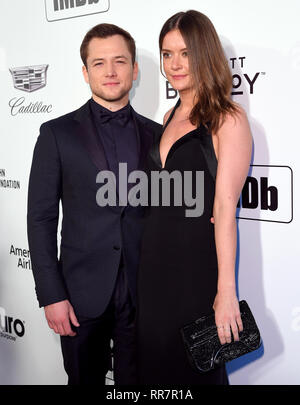Taron Egerton e Emily Thomas frequentando il Elton John AIDS Foundation la visualizzazione di partito svoltasi a West Hollywood Park, Los Angeles, California, USA. Foto Stock