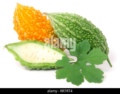 Verde e giallo melone amaro o momordica isolati su sfondo bianco Foto Stock