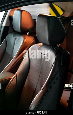 Lusso scuro nuova auto interno. Indietro posti passeggeri in auto moderna, in vista laterale in pelle nera. Foto Stock