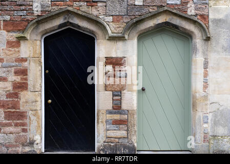 Almshouse bungalow a schiera e una tradizionale terrazzati cottage in pietra delle porte di accesso. Foto Stock