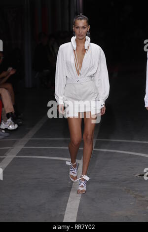 Parigi, Francia - 27 settembre: Bella Hadid passeggiate sulla pista durante la Off-White mostrano come parte della settimana della moda di Parigi Womenswear Primavera/Estate 2019. Foto Stock