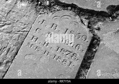 Vecchie lapidi posa sulla terra Foto Stock