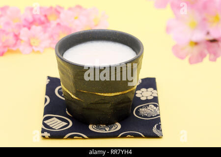 Bevanda tradizionale giapponese dolce bere alcol costituito da motivi di fecce (amazake) Foto Stock