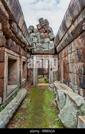 All'interno dell'ingresso rovine di Phnom Chiso tempio, (anche ortografato Phnom di propriet intellettuale,) Cambogia. Foto Stock