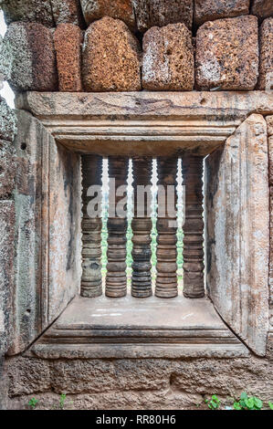 Una finestra antica all'interno di Phnom Chiso rovine (anche ortografato Phnom di propriet intellettuale,) Cambogia. Foto Stock