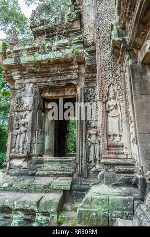 Bassorilievi sulla parte esterna delle rovine Thommanom, uno dei templi più piccolo nel complesso di Angkor, Cambogia. Foto Stock