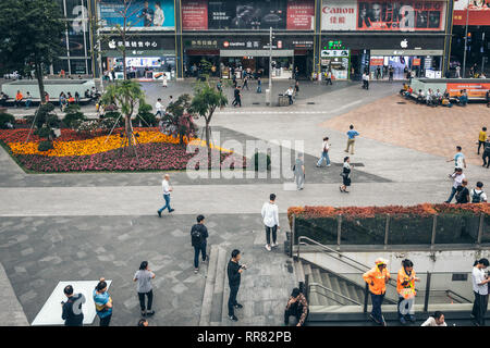 Shenzhen, Cina, Feb, 21, 2019: la gente a piedi la passeggiata in Huaqiangbei, i mondi più grande mercato elettronico Foto Stock