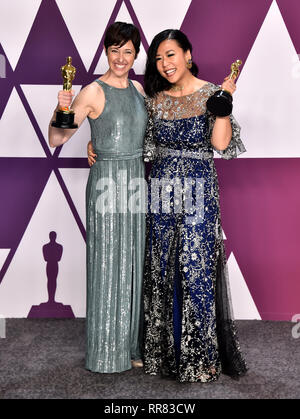 Becky Neiman-Cobb (sinistra) e Domee Ella con il premio per il miglior cortometraggio (animato) per Bao nella sala stampa della 91Academy Awards tenutosi presso il Teatro Dolby in Hollywood, Los Angeles, Stati Uniti d'America. Foto Stock