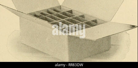 . L ABC e XYZ di bee cultura; un dell'enciclopedia di tutto ciò che attiene alla cura del miele-bee; le api, orticaria, miele, implementa il miele-piante, ecc. ... Le api. Miele di favo. 127 miele di favo. fino a due casi, uno in ogni mano, da runnino- La pinna- t^ers sotto il cavo. Per le operazioni di scarico e di spedizioni saranno molto mano- ier rispetto alla biella in legno- nio. Nel caso in cui casse di legno sono usati si consiglia di utilizzare vettori. Questi non sono- qualche cosa di più né di meno di laige casse in grado oi holiling da dieci a una dozzina di casi di miele. Prima che vengano messi in il vettore, cinque o sei pollici di paglia sono sparsi per il bot Foto Stock