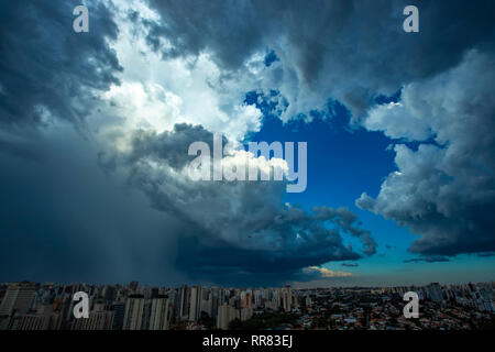 Oscura e drammatica nuvole di pioggia. Aereo in fase di decollo con nuvole temporalesche. Molto heavy rain sky nella città di Sao Paulo, Brasile America del Sud. Foto Stock