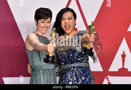 Becky Neiman-Cobb (sinistra) e Domee Ella con il premio per il miglior cortometraggio (animato) per Bao nella sala stampa della 91Academy Awards tenutosi presso il Teatro Dolby in Hollywood, Los Angeles, Stati Uniti d'America. Foto Stock