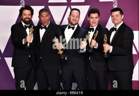 Bob Persichetti, Peter Ramsey, Rodney Rothman, Phil Lord e Christopher Miller con i loro premi Oscar per il miglior lungometraggio animato per Spider-Man: nell'Spider-Verse nella sala stampa della 91Academy Awards tenutosi presso il Teatro Dolby in Hollywood, Los Angeles, Stati Uniti d'America. Foto Stock