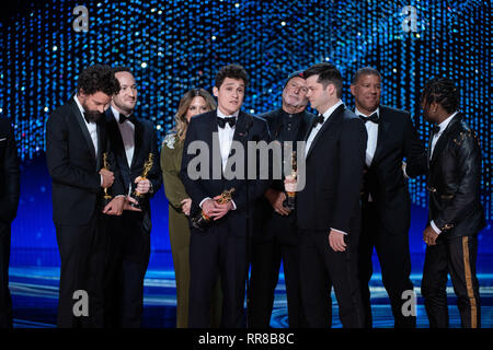 Bob Persichetti (L), Peter Ramsey (secondo da destra), Rodney Rothman (secondo da sinistra), Phil signore (quarta da sinistra), e Christopher Miller (terzo da destra) accettare l'OSCAR® per il miglior lungometraggio animato dell'anno durante il live ABC teletrasmesso del 91Oscar® al Dolby® Theatre in Hollywood, CA domenica 24 febbraio, 2019. Foto Stock