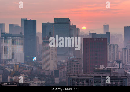 Chengdu, nella provincia di Sichuan, in Cina - Dic 12, 2015 : Chengdu downtown cityscape vista aerea di sunrise Foto Stock