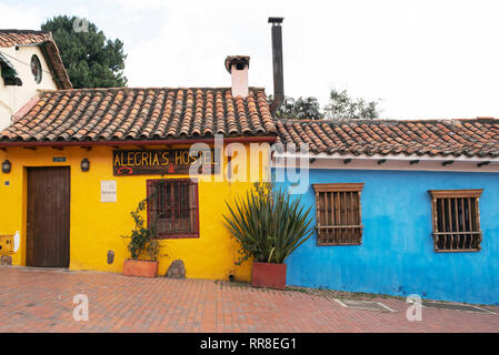 Colorate case coloniali in Candelaria, il centro storico di Bogotà, Colombia. (L'esterno luminoso di Alegria's Hostel su Calle 9). Sep 2018 Foto Stock