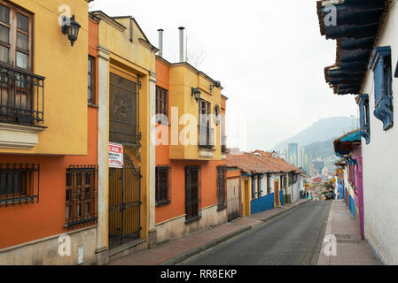Coloratissima street view in Candelaria, il quartiere storico di Bogotà, Colombia. Sep 2018 Foto Stock