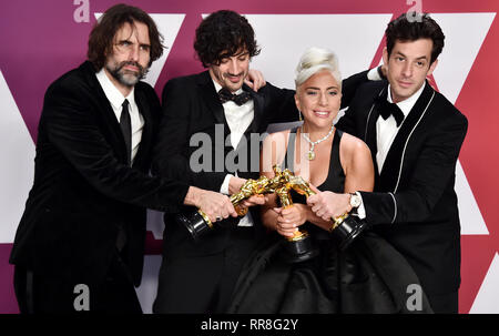 Andrew Wyatt, Anthony Rossomando, Mark Ronson e Lady Gaga, vincitori di miglior canzone originale per poco profondi dal è nata una stella, nella sala stampa della 91Academy Awards tenutosi presso il Teatro Dolby in Hollywood, Los Angeles, Stati Uniti d'America. Foto Stock