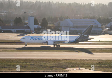 Portland, O - Dicembre 2017: Prime Air Boeing 767 azionato da Atlas Air rullaggio in pista prima del decollo. Foto Stock