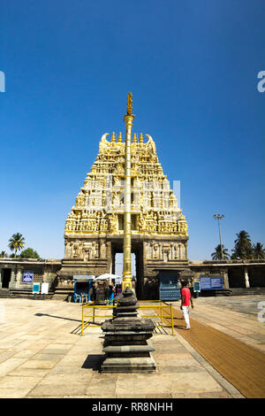 Ingresso di Belur Chennakeshava tempio, visto dall'interno. Belur, Karnataka, India Foto Stock