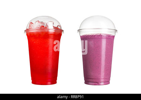 Deliziosi frullati di frutta in bicchieri di plastica, su uno sfondo bianco. Due cocktail con aromi di frutti di bosco. Isolato. Foto Stock