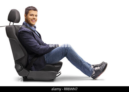 Giovane uomo nel sedile di un'auto con una cintura a sorridere alla telecamera isolata su sfondo bianco Foto Stock