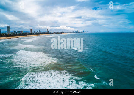 Vista aerea della Gold Coast e l'oceano costa con Surfers Paradise alti edifici di distanza. La Gold Coast, Queensland, Australia Foto Stock