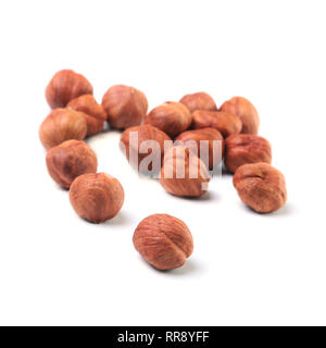 Le nocciole isolati su sfondo bianco. Messa a fuoco selettiva. Foto Stock