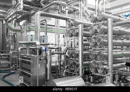 Acqua di Acciaio pipeline, tubi cromati, le tubazioni in impianti officina. Background Industriale Foto Stock