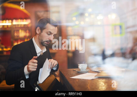 Imprenditore lasciando Cafe Foto Stock