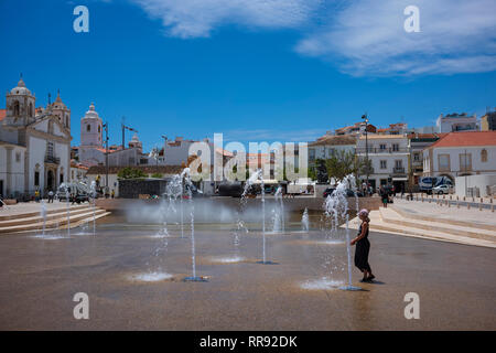 Lagos, un comune alla foce del fiume di Bensafrim e lungo l'Oceano Atlantico, nel Barlavento regione di Algarve in Portogallo meridionale. Foto Stock