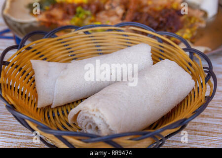Ristoranti africani. Rotoli di Injera - una pasta madre flatbread realizzato da teff farina. È il piatto nazionale di Etiopia, Eritrea, Somalia e Gibuti Foto Stock