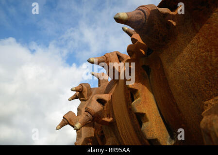 Un sotterraneo coal mining macchina sul display in un parco a Ranunga, West Coast, Nuova Zelanda Foto Stock