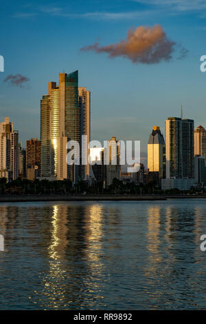Lo skyline della città di Panama al tramonto, Panama City, Panama America Centrale Foto Stock
