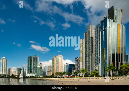 Marciapiede (Cinta Costera) nel parco pubblico a ocean Promenade e sfondo dello skyline della città di Panama ( Avenida Balboa), Panama City, America Centrale Foto Stock