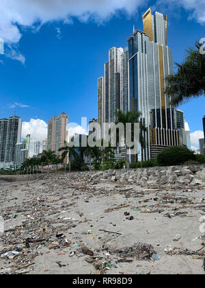 Cestino trascinato dalle maree al marciapiede (Cinta Costera) nel parco pubblico a ocean Promenade e sfondo dello skyline della città di Panama ( Avenida Balboa), Pana Foto Stock