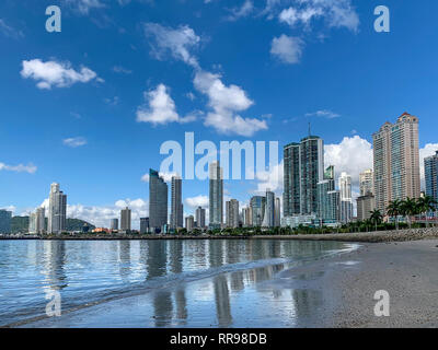 Marciapiede (Cinta Costera) nel parco pubblico a ocean Promenade e sfondo dello skyline della città di Panama ( Avenida Balboa), Panama City, America Centrale Foto Stock