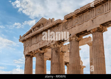 Frammento del Partenone con statue, un tempio arcaico situato sull'Acropoli di Atene, costruita nel 438 A.C. ad Atene, Grecia Foto Stock