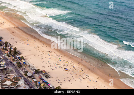 Vista aerea di persone su di Surfers Paradise beach Foto Stock