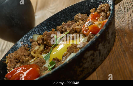 Makhlama Lahm - Uova iracheno con carne di agnello e i pomodori, colazione, piatto di agnello macinato viene soffritto con cipolle, pomodori e prezzemolo, condito Foto Stock