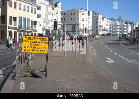 Brighton, Inghilterra il 24 febbraio 2019. Strada vuota, mezza maratona. Foto Stock