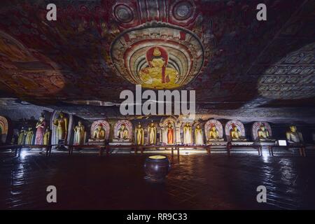 Dambulla, Sri Lanka - 12 Gennaio 2019: statue e dipinti all'interno del più grande e meglio conservato tempio nella grotta complesso in Sri Lanka. Tempio d'oro di Foto Stock