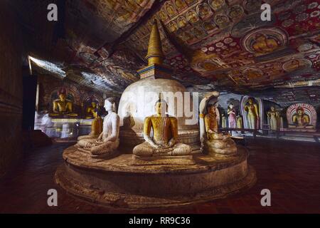 Dambulla, Sri Lanka - 12 Gennaio 2019: statue e dipinti all'interno del più grande e meglio conservato tempio nella grotta complesso in Sri Lanka. Tempio d'oro di Foto Stock